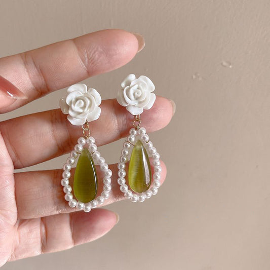 Klasyczny Perłowy Kolczyk z ponadczasowym urokiem